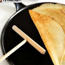 27 cm - Le Creuset Crepiera Rotonda In Ghisa Con Spatola In Legno