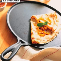 27 cm - Le Creuset Crepiera Rotonda In Ghisa Con Spatola In Legno