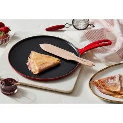 27 cm - Le Creuset Crepiera Rotonda In Ghisa Con Spatola In Legno