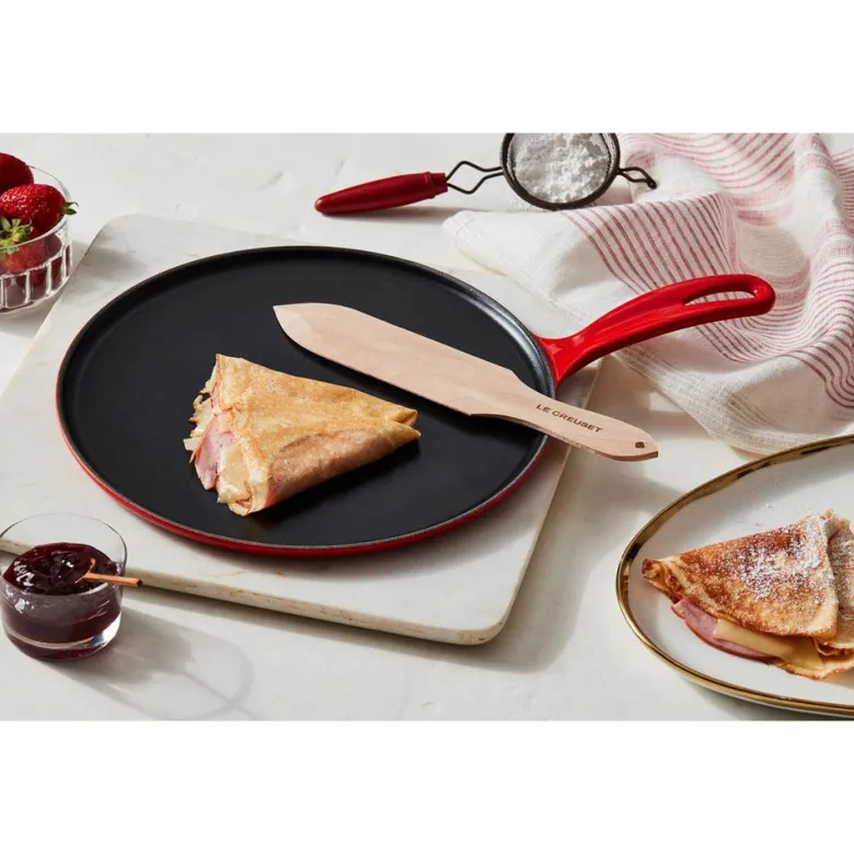 27 cm - Le Creuset Crepiera Rotonda In Ghisa Con Spatola In Legno